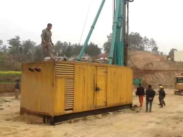 良庆如何判断水冷式机油散热器密封件是否需要更换？